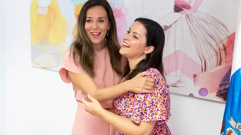 La consejera de Turismo y Empleo del Gobierno de Canarias, Jessica de León (i), con su antecesora, Yaiza Castilla (d), en el traspaso de competencias. EFE.