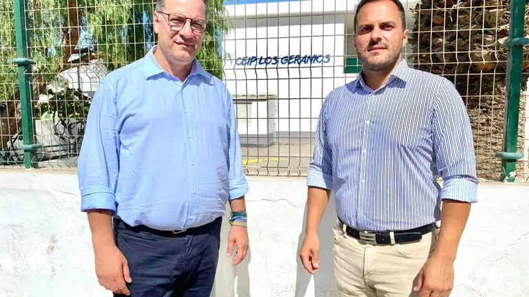 Poli Suárez y el alcalde de Arrecife.