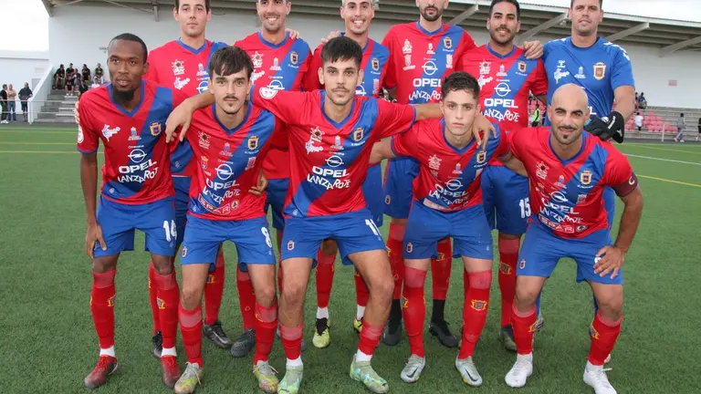 Formación de la UD Lanzarote en el primer partido de las fiestas del Carmen, en La Tiñosa.