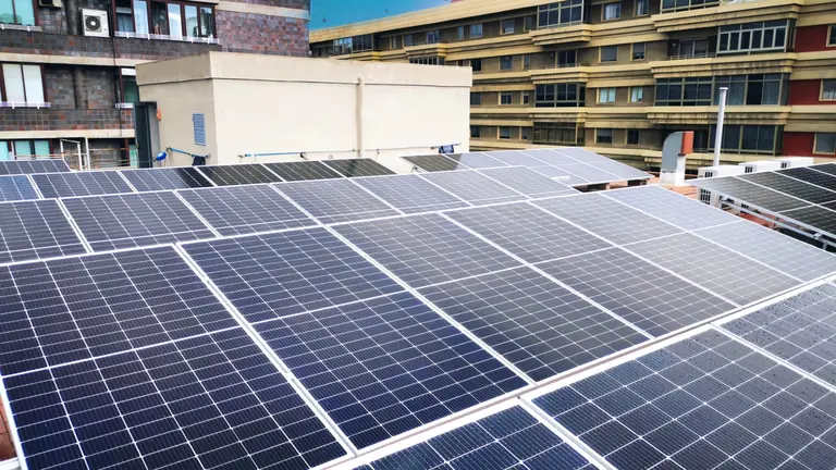 Instalación fotovoltaica en la tienda HiperDino Triana.