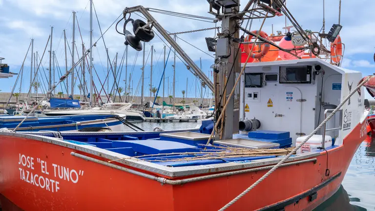 Uno de los barcos de pesca autorizados para llevar turistas a bordo.