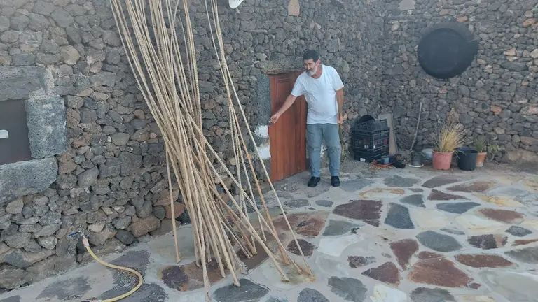 Julian en la puerta del taro.