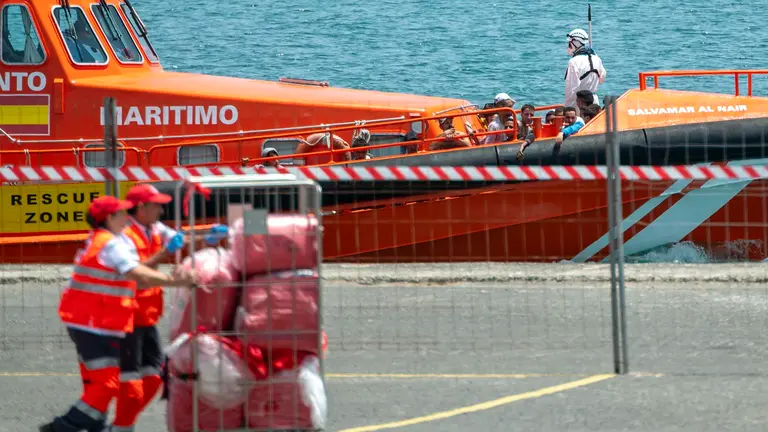 Personas migrantes atendidas en Puerto Naos. Foto EFE.