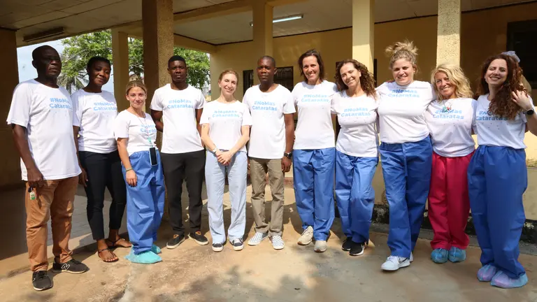Equipo sanitario en misión NoMás Cataratas con pacientes atendidos.