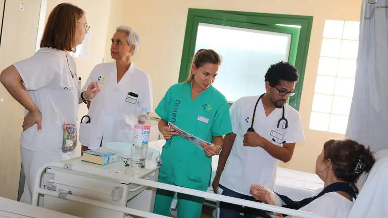 Profesionales sanitarios atendiendo a una paciente.