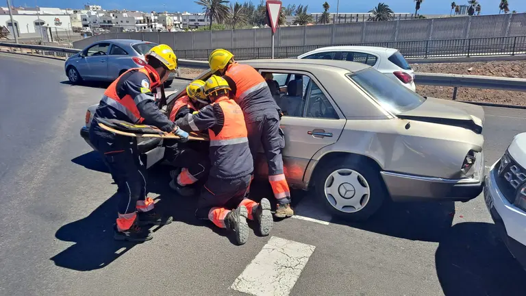 Bomberos durante la excarcelación.