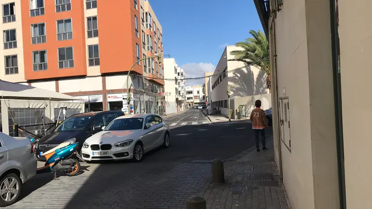Calle Manolo Millares, desde una calle contigua.