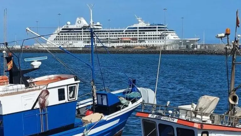 Muelle de Cruceros de Arrecife desde Puerto Naos.