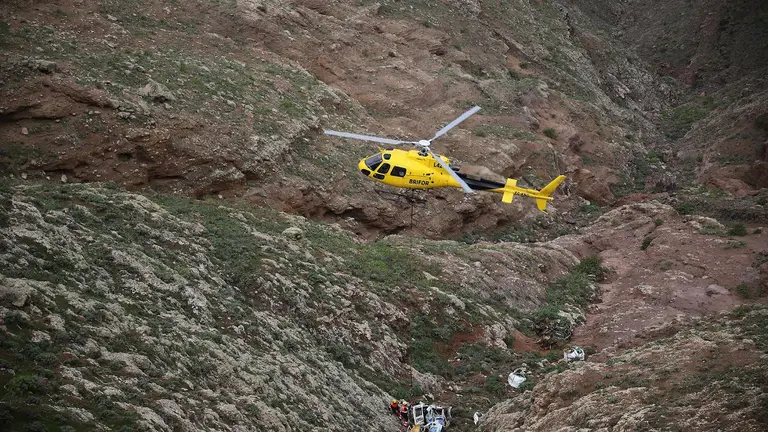 Retirada con medios aéreos de vehículos precipitados en el Risco de Famara en fechas recientes.
