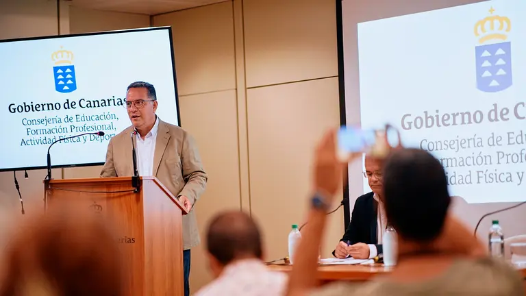 El consejero de Educación del Gobierno de Canarias, Poli Suárez, en rueda de prensa
