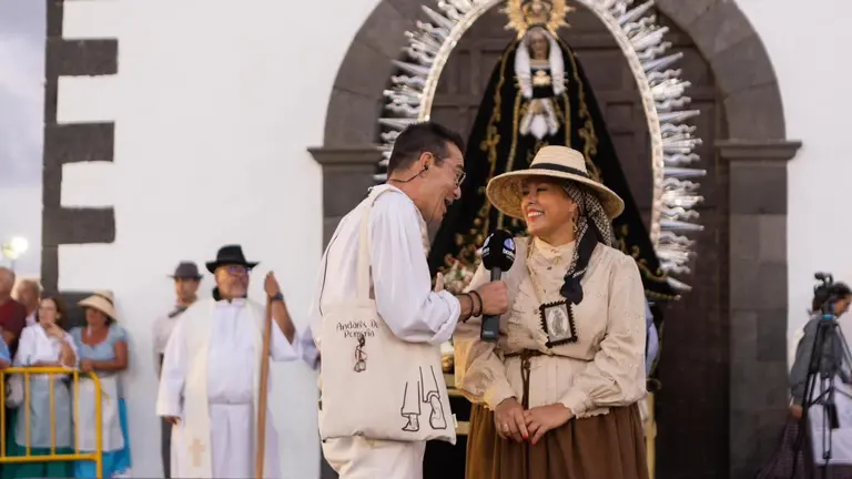 José Duarte entrevista a la presidenta del Parlamento de Canarias, Astrid Pérez, a las puertas de la ermita.