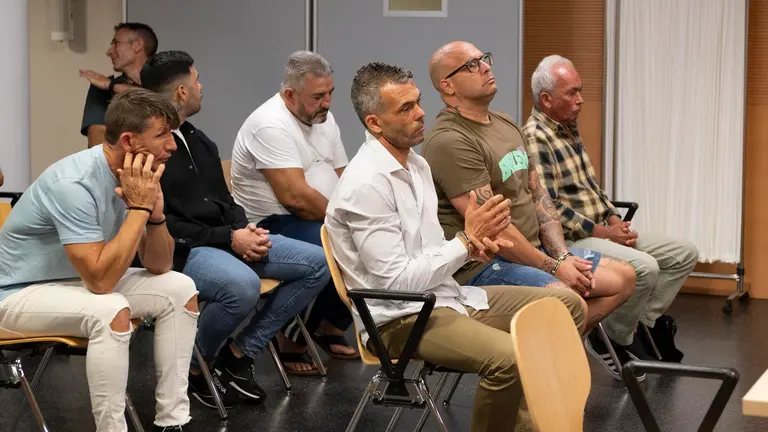 Acusados durante la sesión.