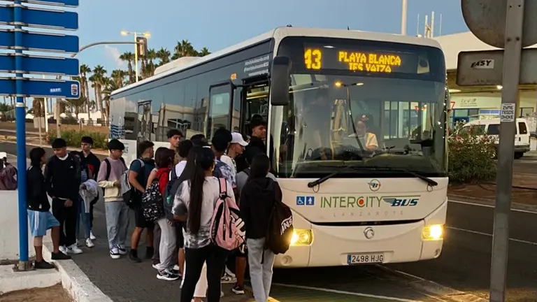 Jóvenes en una parada de guagua de Costa Teguise.