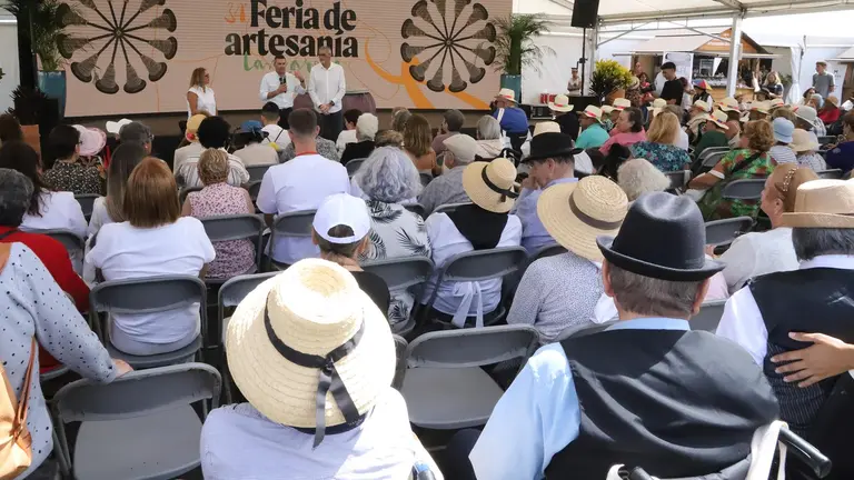 Visita de personas mayores dependientes a la Feria de Artesanía.