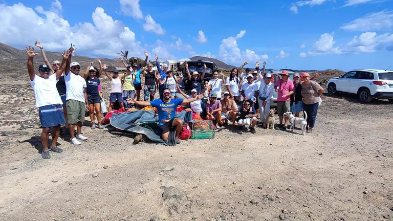 Voluntarios y voluntarias de 'Lanzarote Limpia' en una de sus acciones.