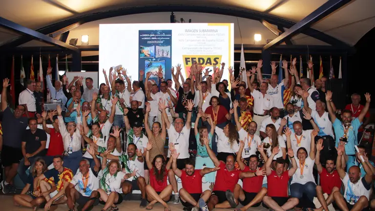 Foto de familia de los tres campeonatos.