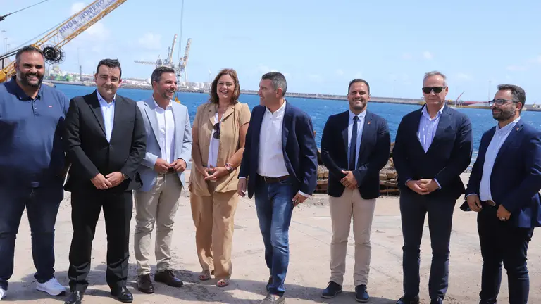 Visita de autoridades a las obras del nuevo muelle de Naos.