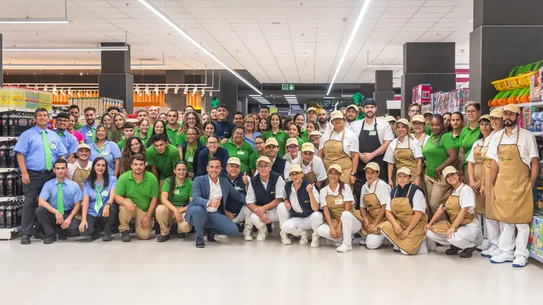 Equipo de la tienda HiperDino de Argana, en Lanzarote, en el momento de la inauguración.