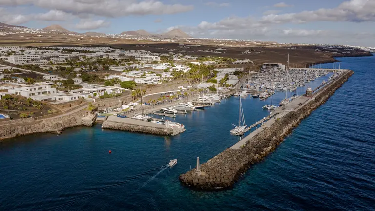 Puerto Calero, el primer puerto deportivo de Lanzarote. Foto James Mitchell.
