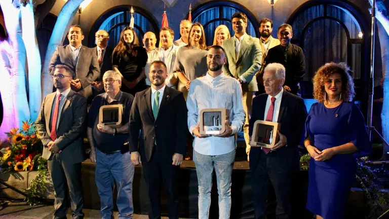 Los galardonados con miembros de la Corporación.