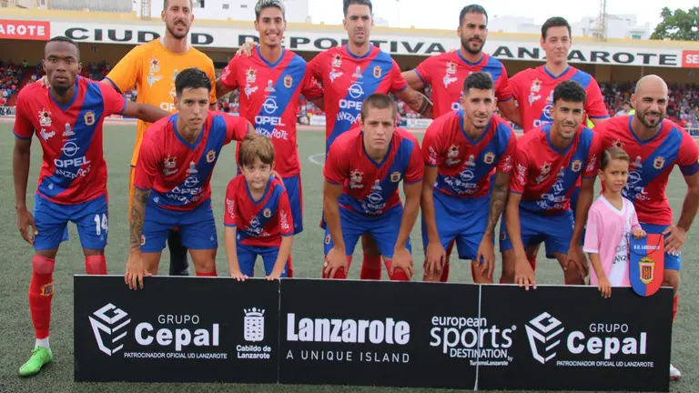 Equipo de la UD Lanzarote ante el San Bartolomé CF.