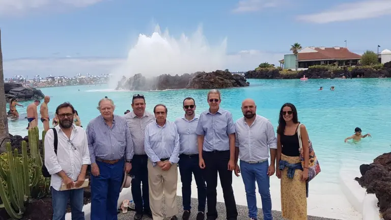 Los ingenieros, el autor, el alcalde, y representantes de la FCM en el Lago Martiánez en 2019.