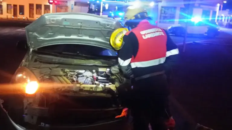 Los bomberos en el lugar del accidentte