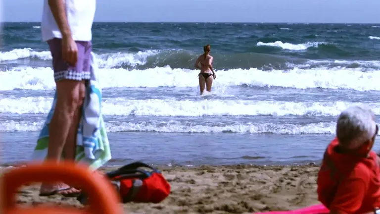 Una bañista en una playa canaria