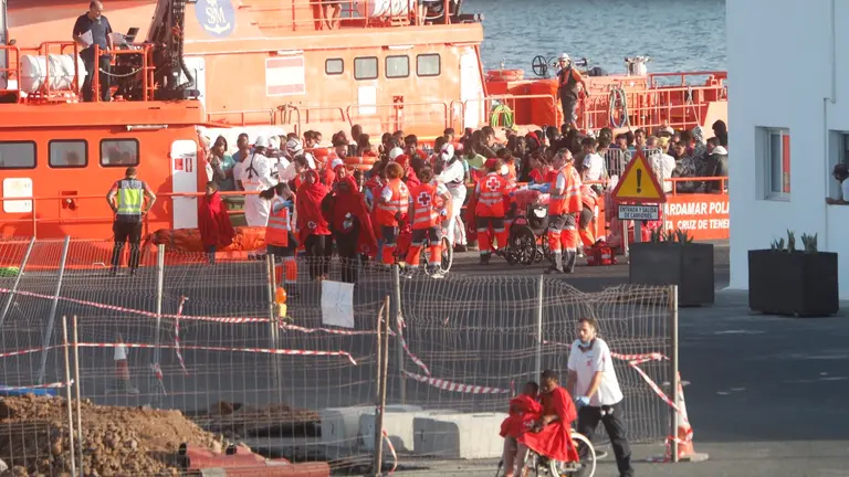 Inmigrantes a su llegada al Puerto de Arrecife. Imagen de archivo.