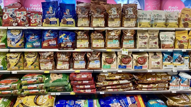 Sección de mascotas de un establecimiento HiperDino.