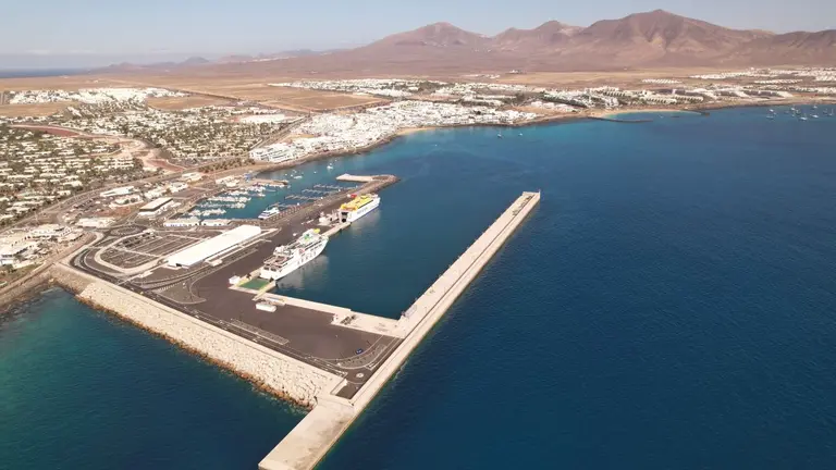 Puerto de Playa Blanca ampliado con su nuevo dique de 300 metros de longitud.