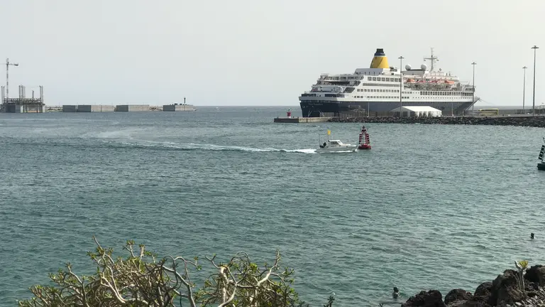 Barco de cruceros en Arrecife.