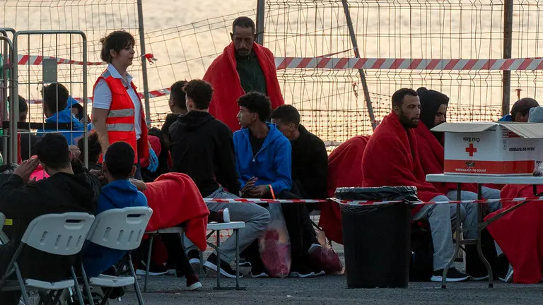Personas inmigrantes en Puerto Naos. EFE, Adriel Perdomo.