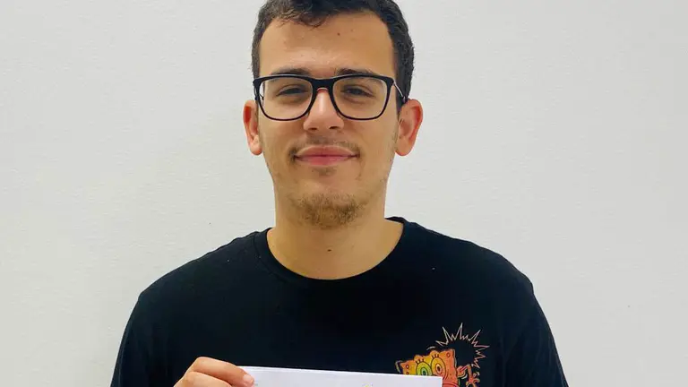 Samuel Moreno, hijo de trabajador de HiperDino que ha recibido la ayuda al estudio.