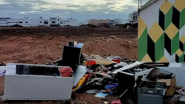 Enseres arrojados al espacio público.