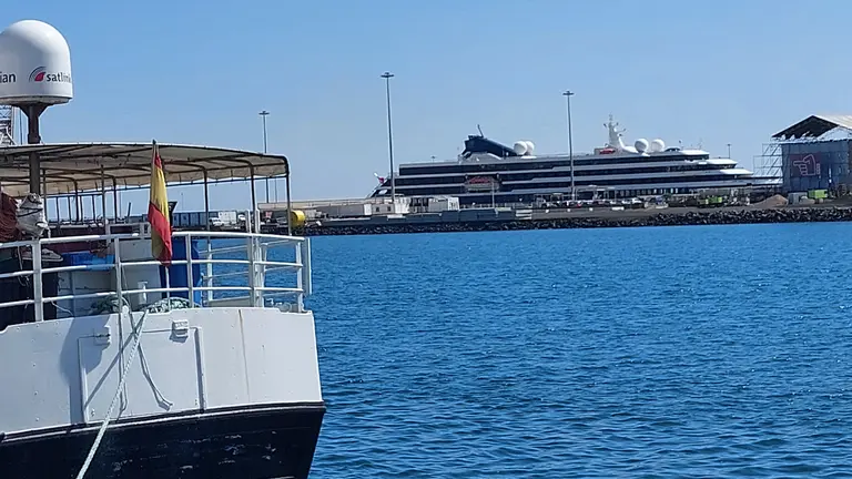 El  'World Navigator' atracado en el Muelle de Cruceros de Arrecife.