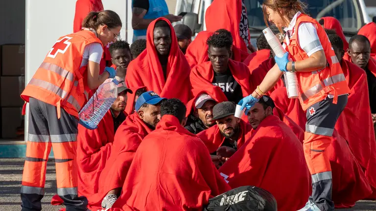 Personas migrantes atendidas por personal voluntario de Cruz Roja en Puerto Naos.