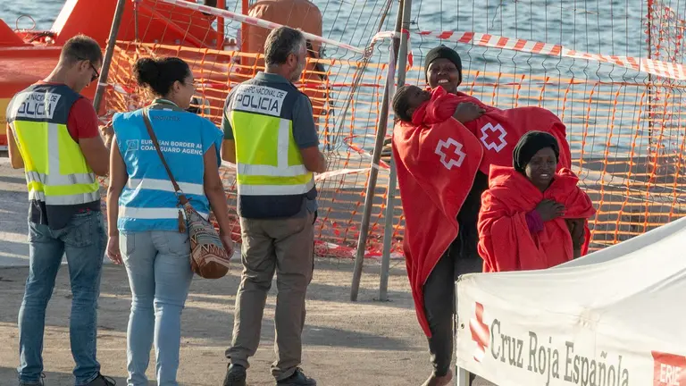 Personas migrantes atendidas en Puerto Naos. Foto EFE, Adriel Perdomo. Archivo