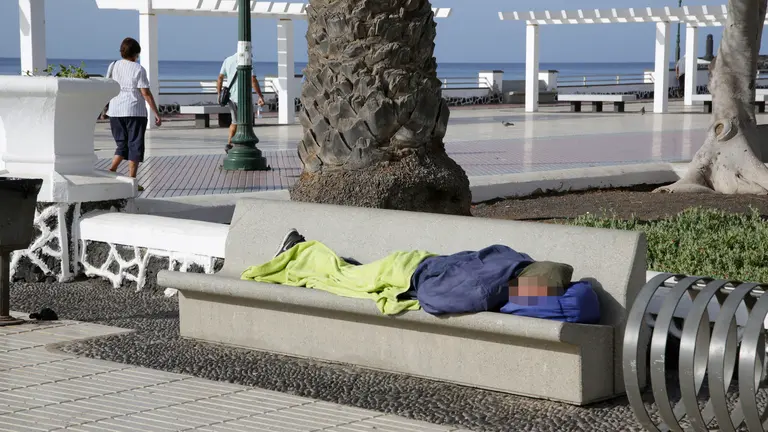Persona indigente durmiendo en un banco en el Parque Ramírez Cerdá de Arrecife. Foto JL Carrasco.