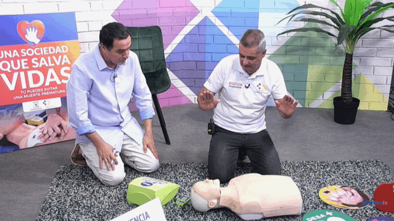 Benjamín Nieves en un simulacro de parada cardíaca