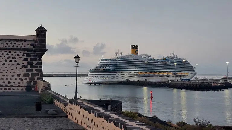 El 'Costa Firenze' en el Muelle de Cruceros de Arrecife.