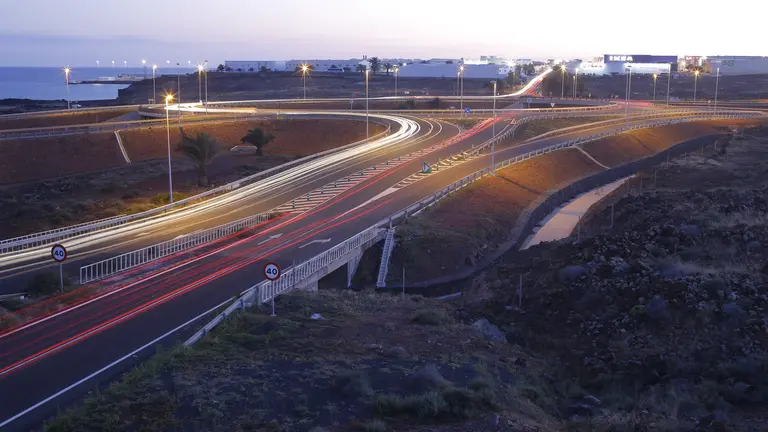 Carretera de Circunvalación de Arrecife, al caer la noche. Foto JL Carrasco.