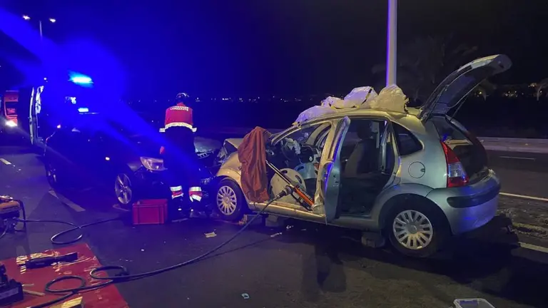 Intervención de los bomberos en el accidente