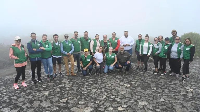 Grupo que asistió a la plantación de árboles