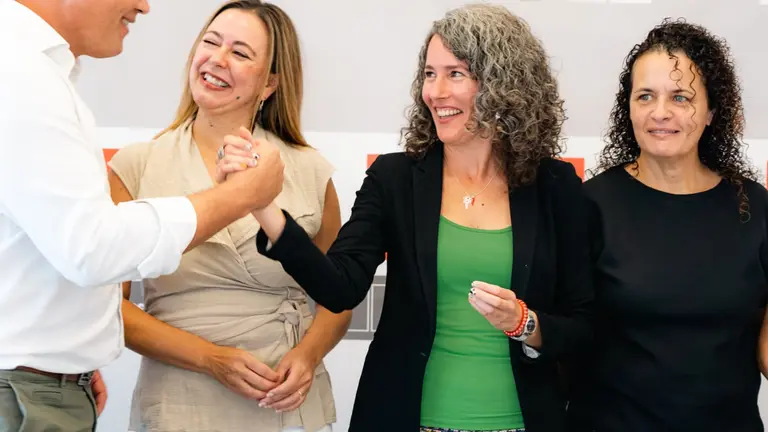 Ariagona González, Loli Corujo y otros integrantes del PSOE de Lanzarote.