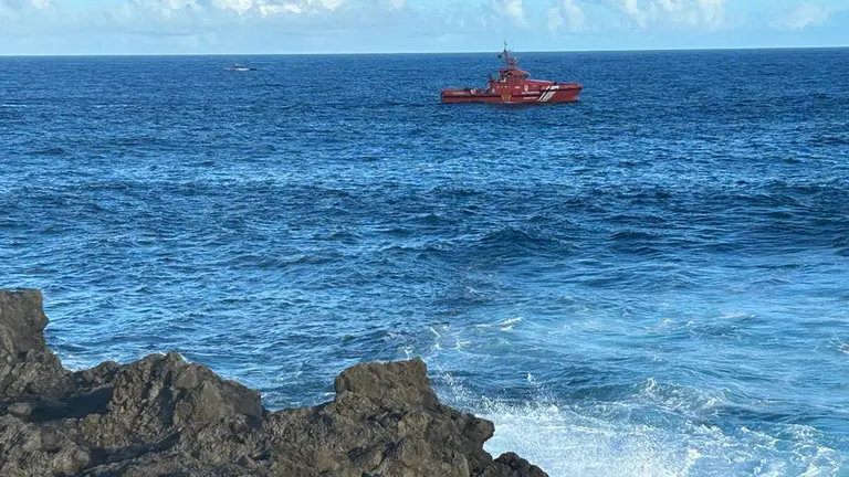 Búsqueda por mar del tripulante desaparecido.