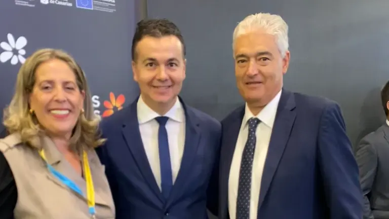 El alcalde de Tías en la WTM de Londres 2023. En el centro, el ministro de Turismo.