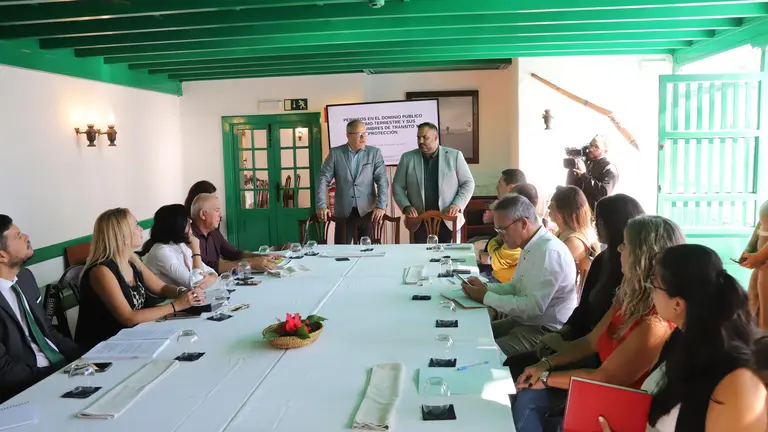Costas inicia en Lanzarote los encuentros de coordinación con cabildos y ayuntamientos.