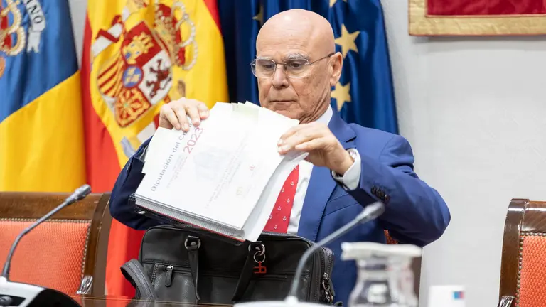 El diputado del Común, Rafael Yanes, presentó este lunes en comisión parlamentaria el informe extraordinario sobre la situación de la vivienda en Canarias desde una perspectiva social. EFE, Miguel Barreto.