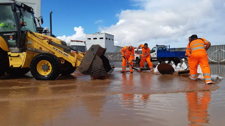Achique y limpieza tras unas lluvias en la zona de Puerto Naos por parte personal del Ayuntamiento de Arrecife. Imagen de archivo.